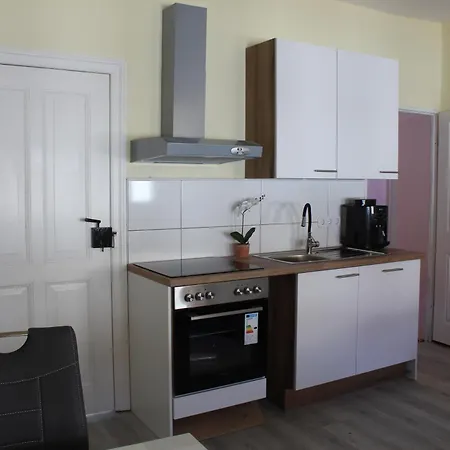 Garden Eden Apartment *