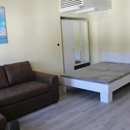 Garden Eden Apartment *